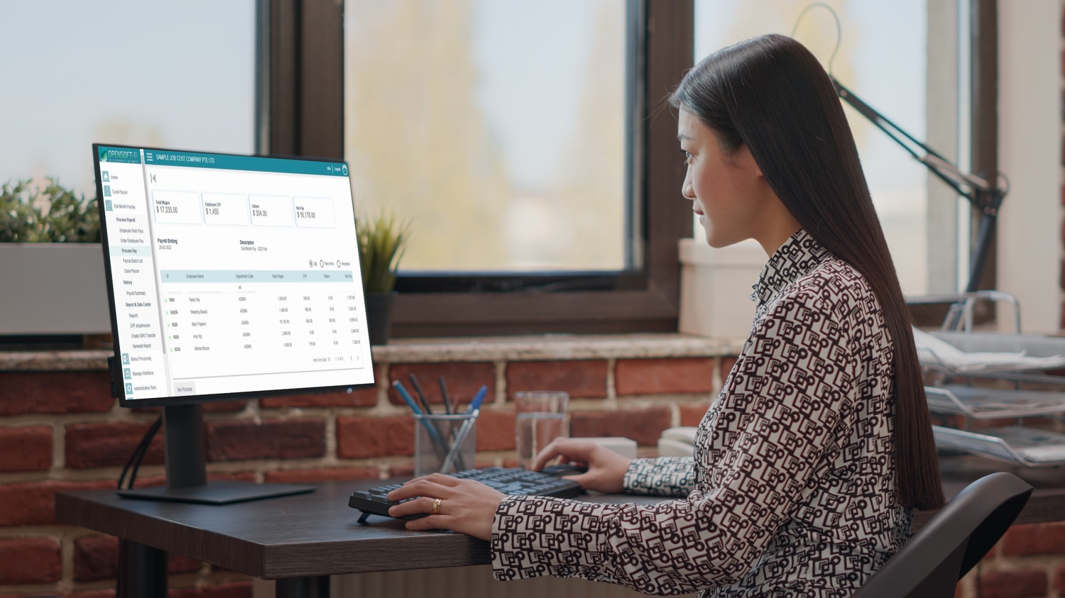 Professional-using-manufacturing-job-costing-software-on-a-computer