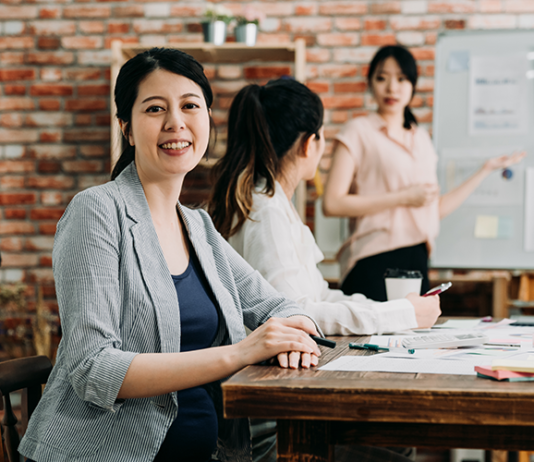 7 Signs Your SME Has Outgrown Manual HR Processes SME team meeting to streamline manual HR workflow processes.